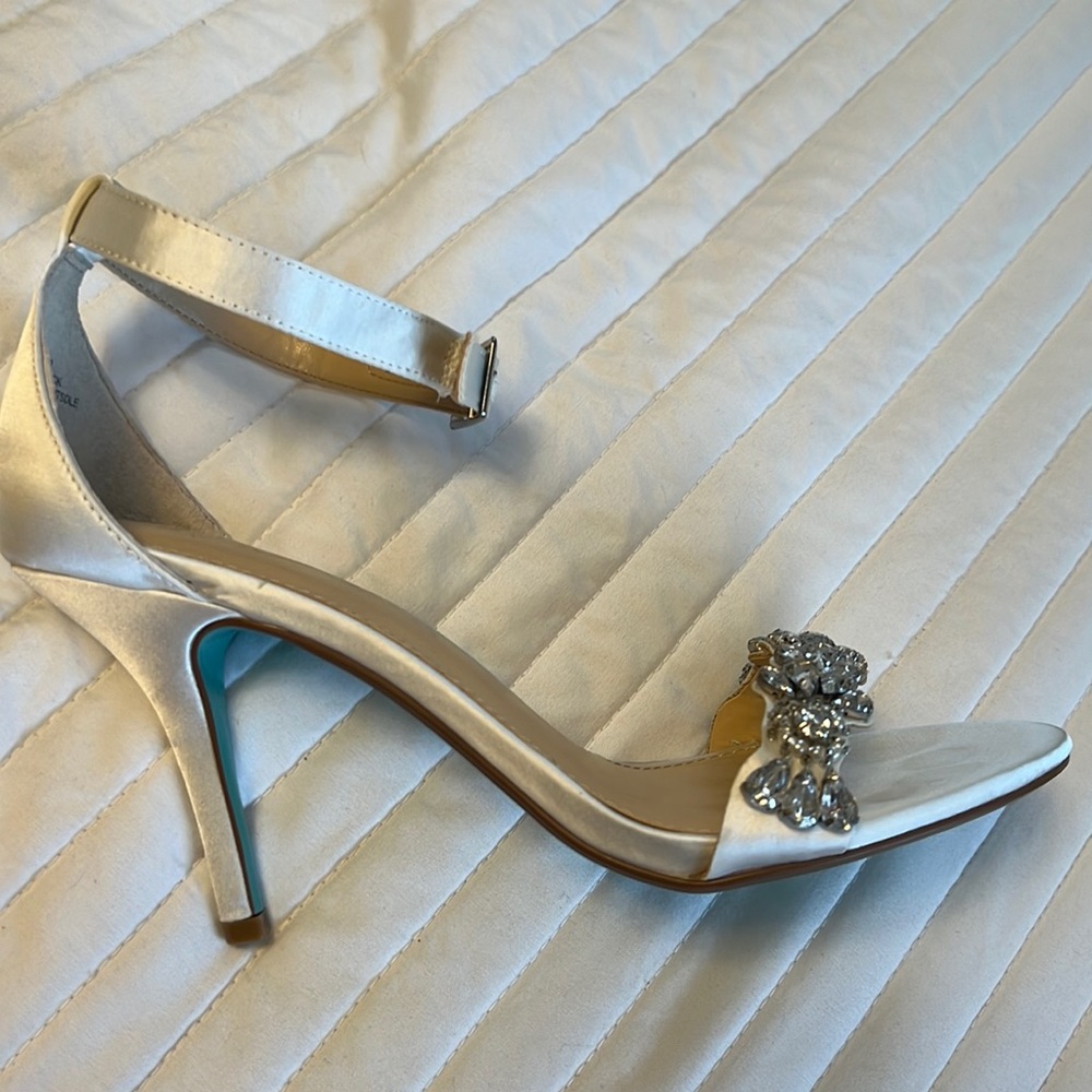 Blue by Betsey Johnson Women’s SB-Erin Heeled Sandal, Ivory, Size 8.5